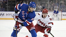 Patrick Kane (vlevo) z New York Rangers útoí v zápase s Carolina Hurricanes,...