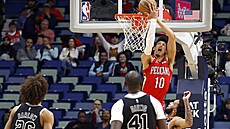 Jaxson Hayes (10) z New Orleans Pelicans se pokouí zasmeovat proti San...