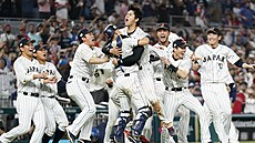 Šóhei Ohtani (uprostřed) slaví s japonskými spoluhráči triumf v World Baseball... | na serveru Lidovky.cz | aktuální zprávy