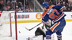 Connor McDavid (97) z Edmonton Oilers p�ekonává  Connora Ingrama z Arizona...