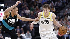 Lauri Markkanen (23) z Utah Jazz útoí na ko Portland Trail Blazers, brání ho...