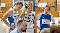 Basketbalistky Kary Trutnov naslouchají v zápase se Strakonicemi radám kouče...
