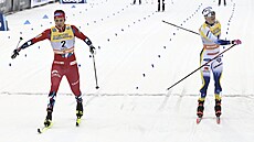 Kristine Stavaas Skistadová (vlevo) z Norska a Jonna Sundlingová bojují v Lahti...