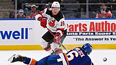 Ondej Palát (18) z New Jersey Devils poslal puk jen do blokujícího Ryana...