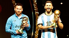 Lionel Messi pózuje vedle své sochy pro muzeum asociace CONMEBOL