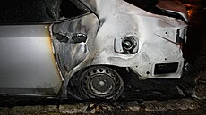Žhářský útok na tři zaparkovaná osobní auta s ukrajinskou registrační značkou v...