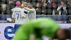 Francouztí fotbalisté se radují z gólu Kyliana Mbappého (vpravo) v duelu s...