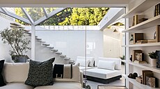 Nov� instalované solární panely a nabíje�ky Tesla generují �istou energii.