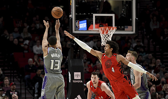 Keegan Murray, ze Sacramenta zakonuje, blokuje Matisse Thybulle z Portlandu.