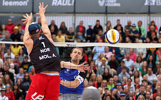 Ondej Perui v loském finále turnaje J&T Banka Ostrava Beach Pro útoí vedle...