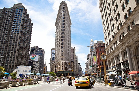 Flatiron Building. Prvotní návrh Daniela Burnhama se od výsledné realizace...