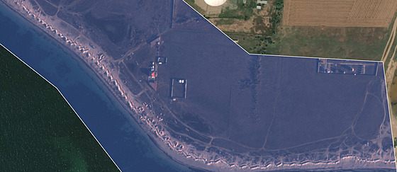 Snímek providera Planet Labs SkySat zachycuje budování ruských zákop na...