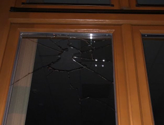 Aby se mu dostal do vzení, rozbil okno u domu v ulici Krále Jiího z Podbrad...