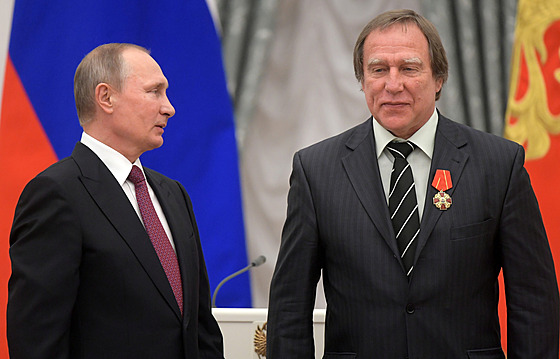 Ruský prezident Vladimir Putin při udílení státního vyznamenání hudebníku...