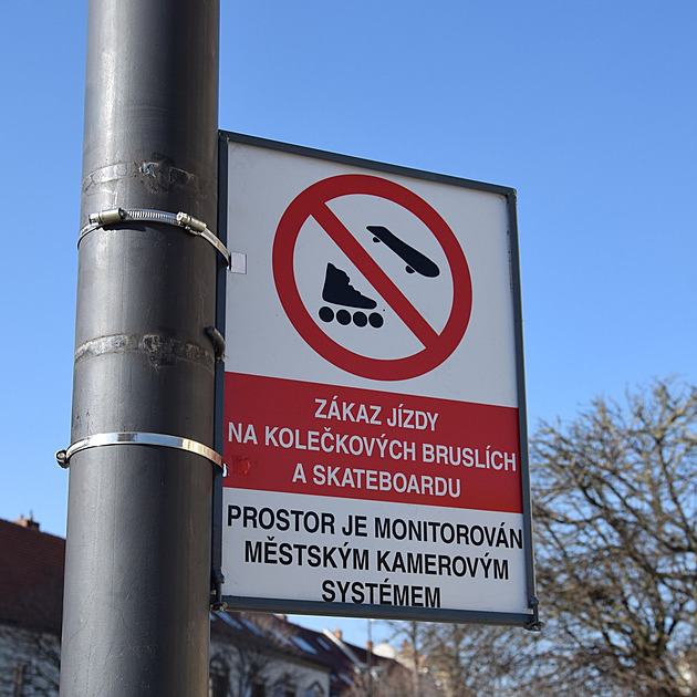 Cedule na Masarykov námstí v Hodonín zakazuje jízdu na kolekových bruslích...