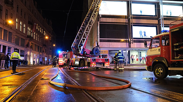 V centru Prahy hořelo v klubu Duplex, hasičům zásah komplikovali opilí turisté