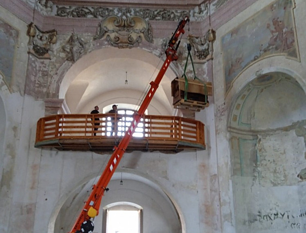 Harmoniu vadila vlhkost, speciální jeřáb ho přestěhoval na kůr chrámu