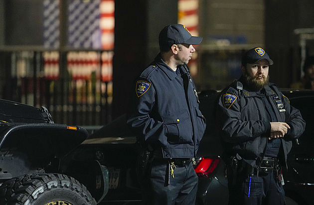 Otisky prstů i policejní foto, ulička hanby asi ne. Co čeká Trumpa po zatčení