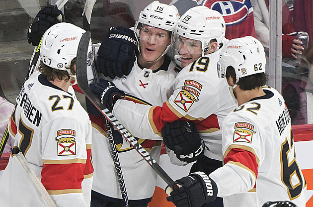 Božský syčák Tkachuk ve svém živlu. Leze soupeřům na nervy. Šíleně. Úspěšně