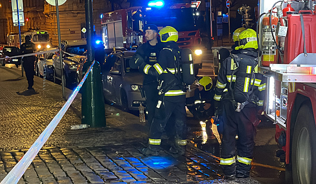 Na Václavském náměstí hořelo v klubu, hasičům zásah komplikovali opilí turisté
