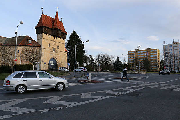 Přestavba komplikované křižovatky v Lounech na kruhový objezd je opět ve hře