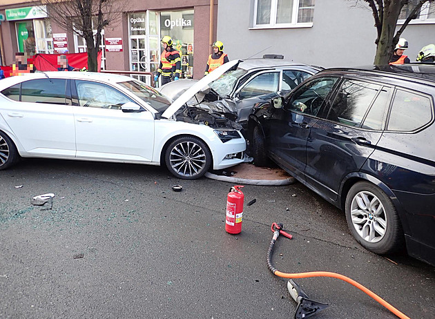 Dopravní nehoda v Holeov na Palackého ulici, pi které idi naboural do...