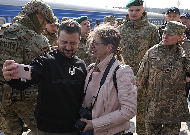 Přestávají brát válku vážně. Zelenskyj objíždí vlakem Ukrajinu, zvedá morálku