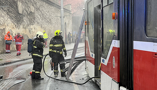 U Karlova náměstí zasahovali hasiči u hořící tramvaje, vzplál strop vozu