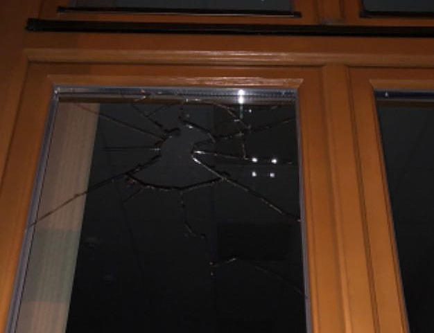 Aby se mu dostal do vzení, rozbil okno u domu v ulici Krále Jiího z Podbrad...