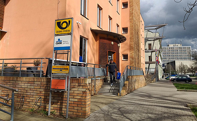 V Českých Budějovicích má Česká pošta zrušit pět poboček. Jedna z nich sídlí v budově krajského úřadu v ulici U Zimního stadionu.