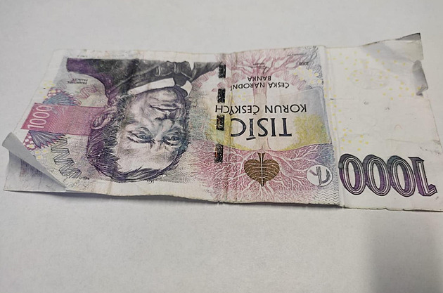Muž na domácí tiskárně vyráběl falešné bankovky, příbuzní část zničili