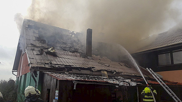 U Českého ráje hoří penzion, hasiči rozebírají střechu a hledají skrytá ohniska