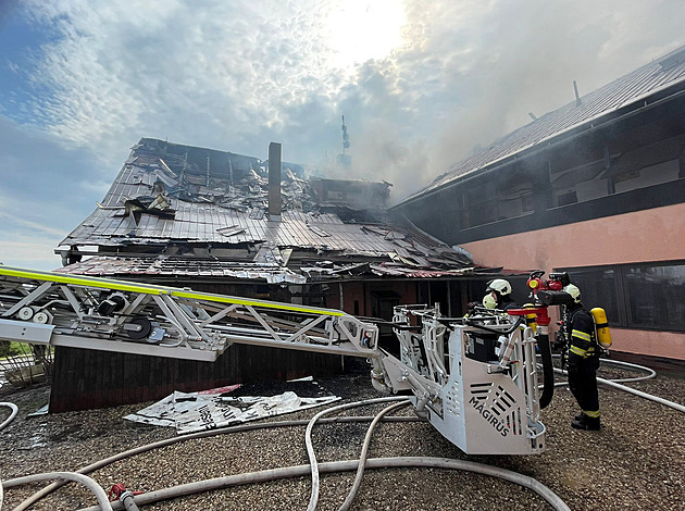 V Českém ráji hořel penzion, hasiči rozebrali střechu kvůli skrytým ohniskům
