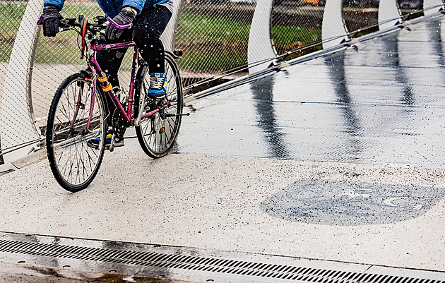 Past na cyklisty u super drahé lávky zmizí do léta, slibuje radnice