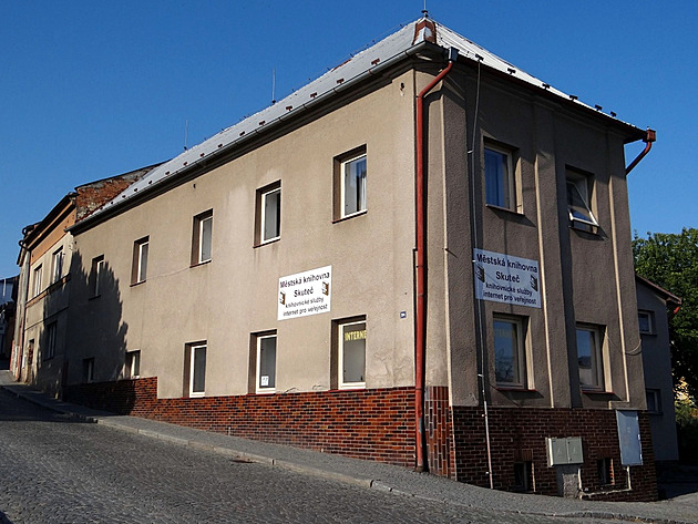 Stávající budova knihovny ve Skutči.