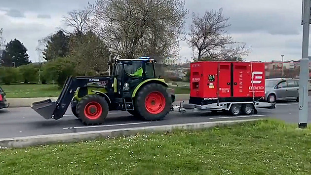 VIDEO: Prahou se řítil traktor s majákem. Nemocnice převážela agregát