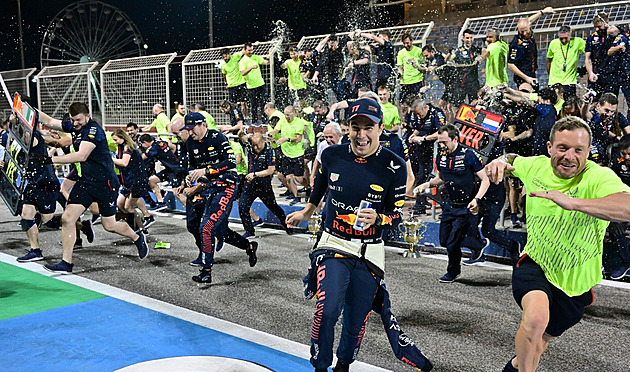 FIA bude trestat týmy formule 1 za pozávodní oslavy na ochranném plotě
