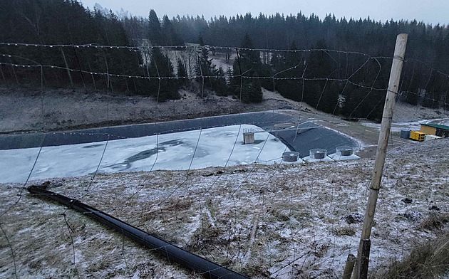 Úřadům a pokutám navzdory. Vlivný exekutor buduje nelegální nádrž u skiareálu