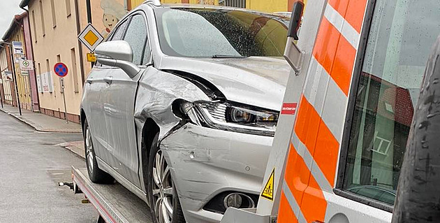 Zpěvák Petr Bende měl autonehodu, nedostal přednost na stopce