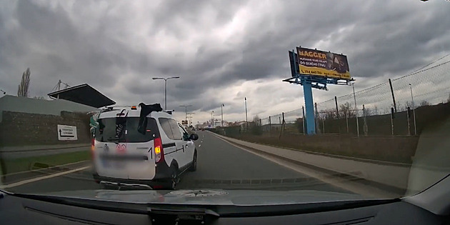 VIDEO: Zdrogovaný řidič kličkoval Plzní, z auta ho museli vytáhnout okénkem