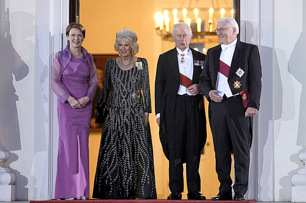 Král Karel III. s chotí je na návštěvě Německa. Camilla měla tiáru po tchyni