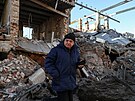 Obyvatel Charkova stojí vedle budovy zniené ruským raketovým útokem. (31....