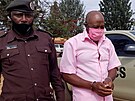 Paul Rusesabagina je v poutech eskortován do soudní sín v Kigali ve Rwand....