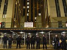 Policisté stojí na strái ped budovou soudu na Manhattanu. (30. bezna 2023)