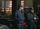 Policisté stojí na strái ped budovou soudu na Manhattanu. (30. bezna 2023)