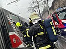 V pra�sk� ulici Vy�ehradsk� zasahuj� hasi�i spolu s DPP u po��ru tramvaje. (30....