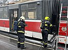 V pra�sk� ulici Vy�ehradsk� zasahuj� hasi�i spolu s DPP u po��ru tramvaje. (30....