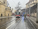 V prask ulici Vyehradsk zasahuj hasii spolu s DPP u poru tramvaje. (30....