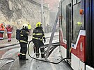 V pra�sk� ulici Vy�ehradsk� zasahuj� hasi�i spolu s DPP u po��ru tramvaje. (30....