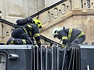 V pra�sk� ulici Vy�ehradsk� zasahuj� hasi�i spolu s DPP u po��ru tramvaje. (30....